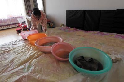 伊犁楼上漏水，住户失联，小区没物管，业主维权难！律师来支招……